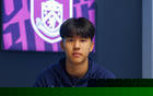 中国19岁新星张家鸣正式加盟伯恩利，将代表球队U21梯队出战，这一重磅引援引发足坛广泛关注，标志着中国足球年轻力量迈向国际舞台的重要一步