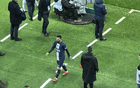 梅西疑似遭遇俱乐部内部打压？再次被巴黎球迷狂嘘引热议，法媒分析称其频繁散步似在磨洋工，引发外界对其职业态度的质疑