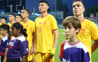 球迷花9.9元见证国足2-1逆转新加坡，武磊迎来职业生涯第100场里程碑，朱辰杰献上致命乌龙助攻，引爆全场热议